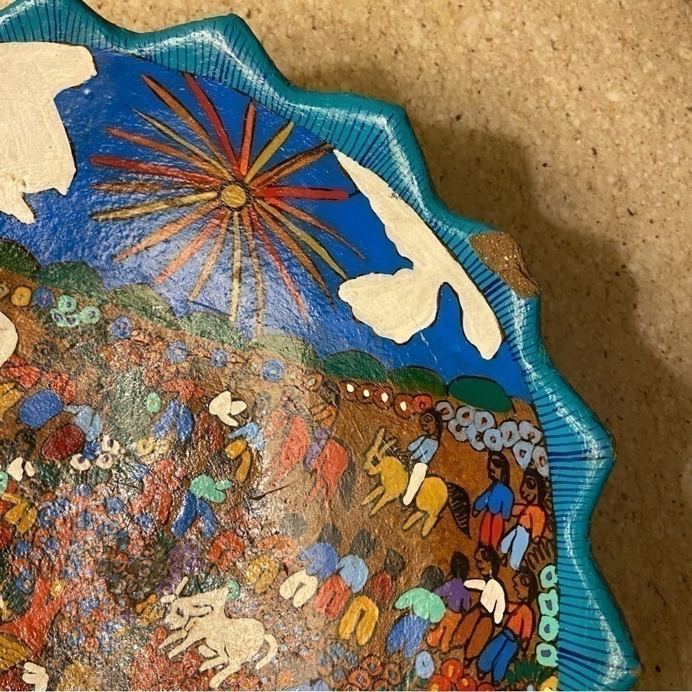 Mexican folk art decorative dish in vibrant colours and signed by artist JPS - Picture 11 of 13